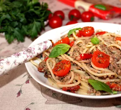 Спагетти с ореховым тапенадом, черри, вялеными помидорами и тунцом