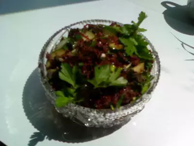 Салат из свеклы и зелени с соусом хренотень