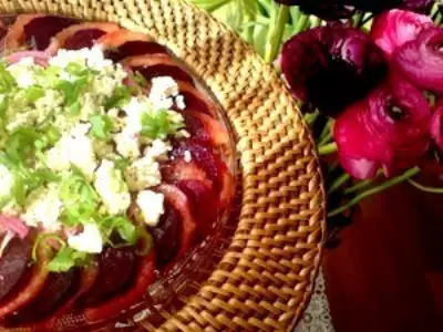 Салат карпаччо из печёной свёклы брынзы и томатов