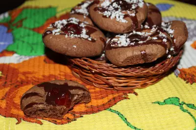 Шоколадное печенье с сушеной вишней