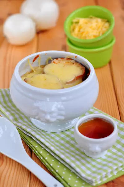 Французский луковый суп с коньяком
