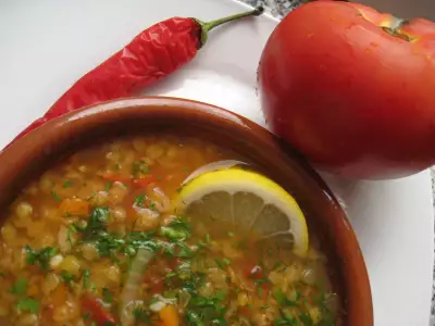 Острый томатный чечевичный суп