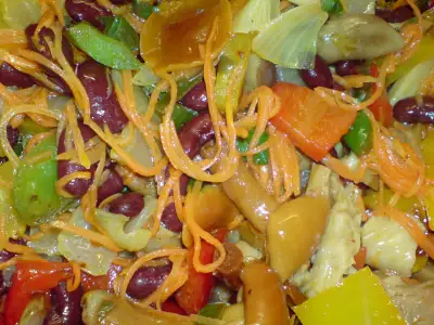 Салат с грибами,фасолью и обжаренными овощами