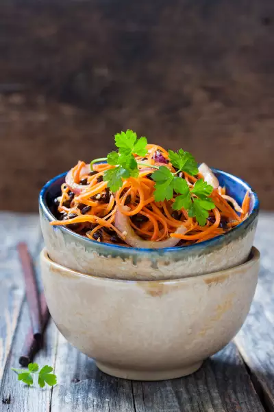 Острый салат с морковью и черной чечевицей в азиатском стиле