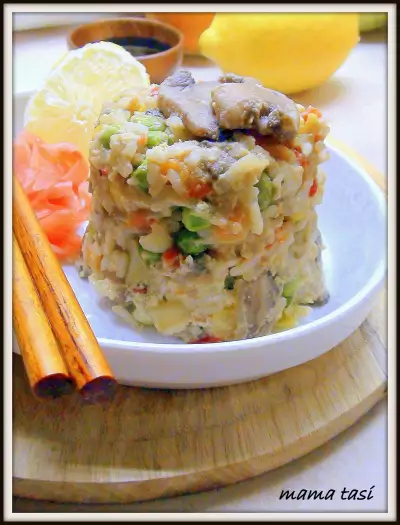 Рис с грибами и овощами в азиатском стиле.