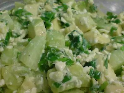 Салат изумрудный из авокадо огурца и зелёного лучка