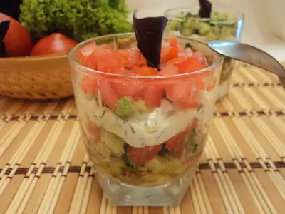 Салат порционный из овощей с кремом из брынзы