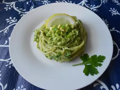 Спагетти с авокадо и лимоном