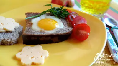 Яичница в тосте или цветочный завтрак для ребенка