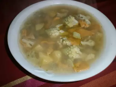 Овощной суп с домашней красной( томатной)лапшой " мальтальяти"и брокколи