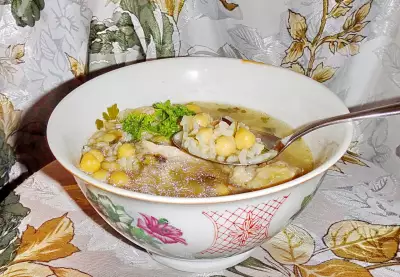 Суп из бараньего гороха с курицей / shourabit djaj mah hommous