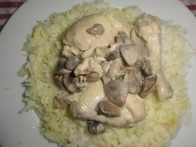 Курица с грибами сметанном соусе