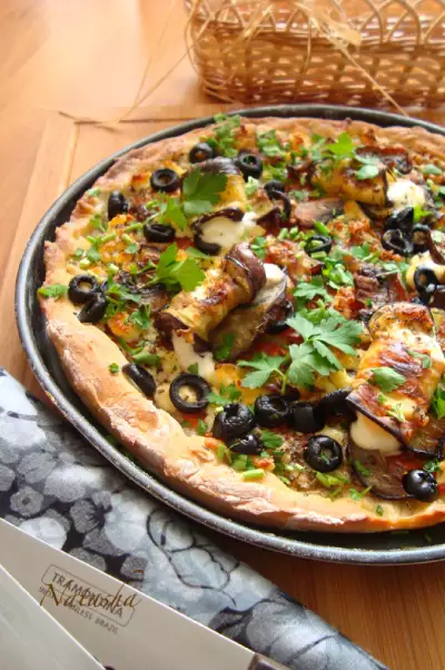 Пицца  с баклажанами, шампиньонами и двумя сырами