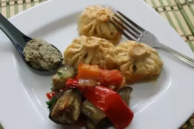 Хинкали запеченные с овощами и грузинский ореховый соус.(тест-драйв с " окраиной")