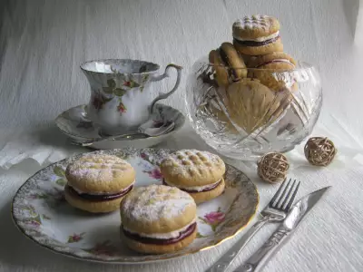 Печенье монте карло с венским кремом и малиновым джемом monte carlo biscuits