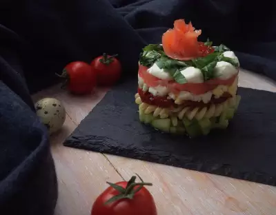 Слоеный салат с fusilli borges с семгой перепелиными яйцами и вялеными томатами