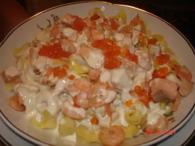 Паста равиоли с сыром в сливочном соусе с семгой и креветками