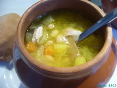 Густой картофельный суп с фасолью в горшочке