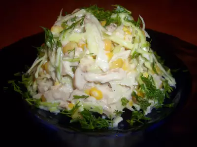 Куриный салат с кукурузой и белокочанной капустой