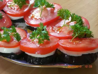 Закуска полосатая ( баклажаны с моццарелой и помидорами)
