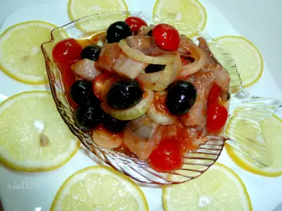 Сельдь маринованная с помидорами и маслинами