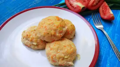 Диетические куриные котлетки с овощами