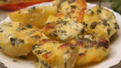 Картофель в духовке в чесночном масле с сыром.