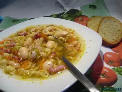 Густой суп с фасолью и ракушками