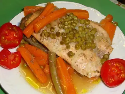 Филе лосося с овощами в пергаменте