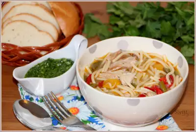 Средиземноморский суп с кроликом, овощами и spaghetti