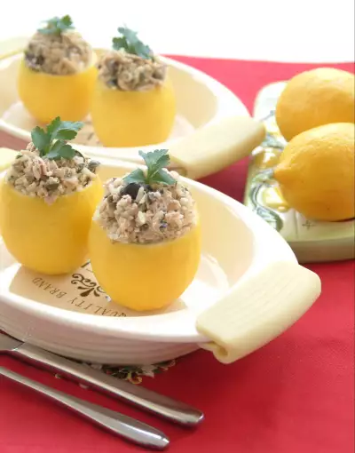 Лимоны с салатом из тунца limoni ripieni al tonno