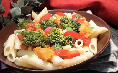 Паста пенне с брокколи и яркими овощами для постного стола