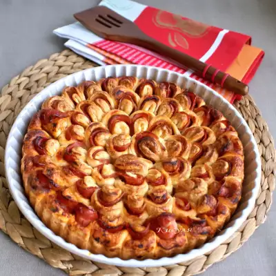 Дрожжевой пирог-цветок с беконом и кетчупом