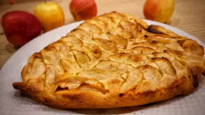 Яблочный пирог за 10 минут + время на выпечку