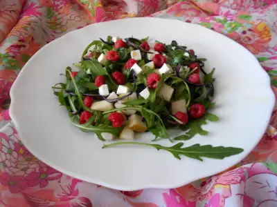 Салат с грушей,малиной и фетой
