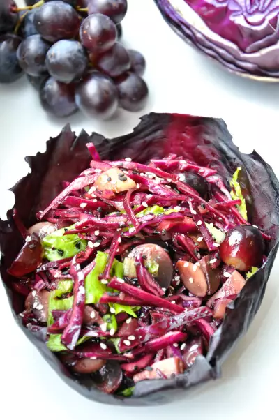 Капустный салат с шампиньонами и виноградом
