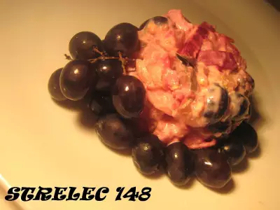 Салат из скумбрии с маринованной свеклой и виноградом.