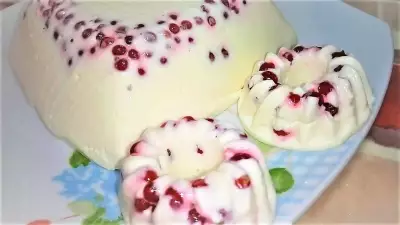Творожной десерт без выпечки бланманже со сметаной и ягодами.