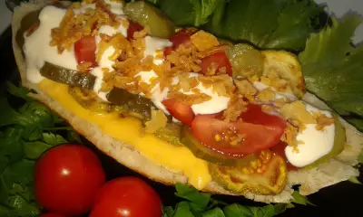 Хот-дог с колбаской барбекю, хрустящим луком и овощами