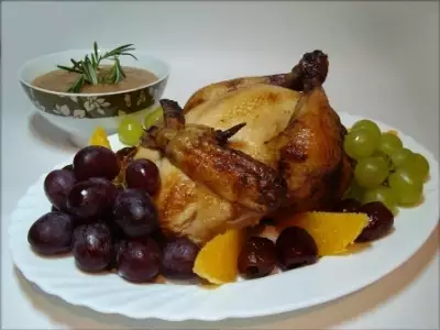 Курица запечённая с виноградом финиками и имбирём в медовой глазури