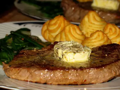 Стейк с коньячным маслом картофелем герцогиня и гороховыми стручками с тимьяном