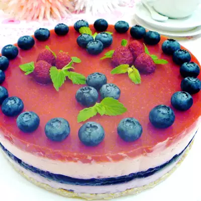 Сливочно-йогуртовый торт "лесные ягоды"