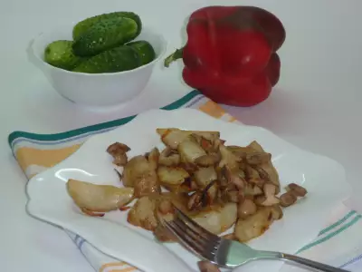 Картофель запеченный с маслятами луком и печеным чесноком