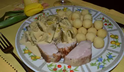 Свинина в дижонском соусе с огурцом и луком-пореем.