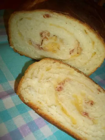Хлеб с сыром и сырокопченым беконом "пикник"