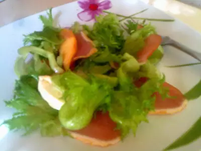 Салат с балыком, моцареллой и нектаринами