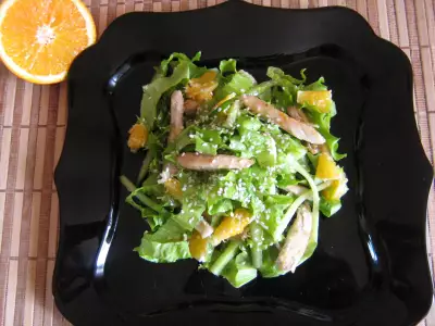 Салат с куриной грудкой и апельсинами.