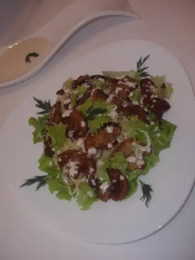Салат с хрустящими грибами с пикантным соусом
