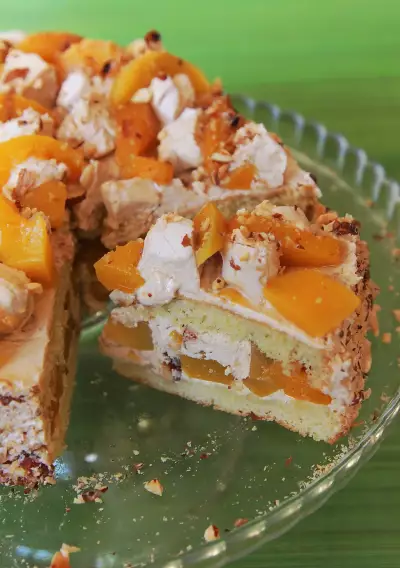 Бисквитный торт с персиками миндалем и кремом из зефира