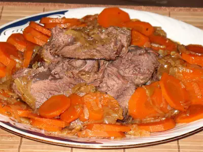 Жаркое из говядины в луковом соусе по традиционному рецепту еврейской кухни